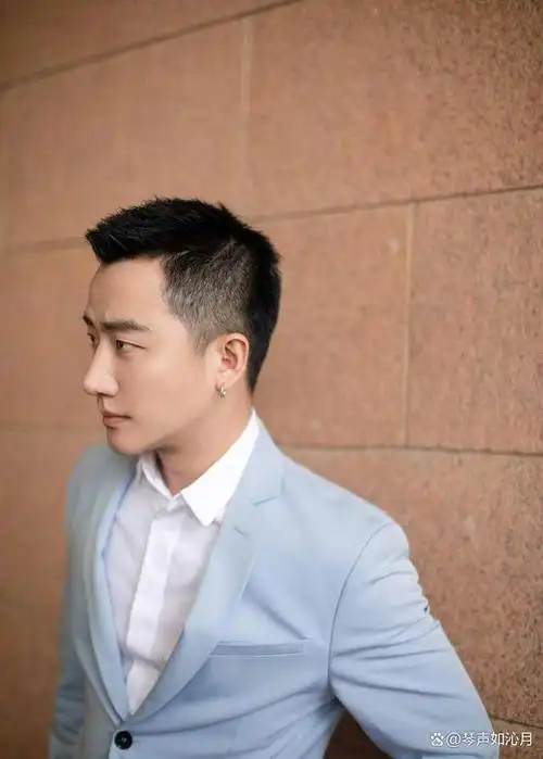 男人过了40岁,发型尽量不要留寸头,油头,换成这些才优雅有格调