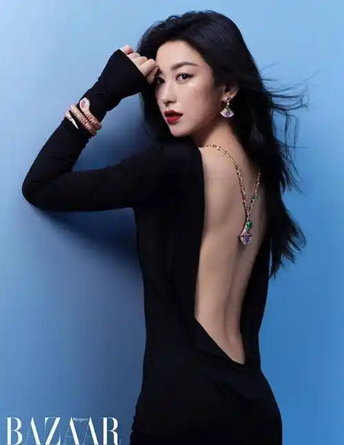 8月23日晚,著名女演员朱珠分享了充满魅力的照片.