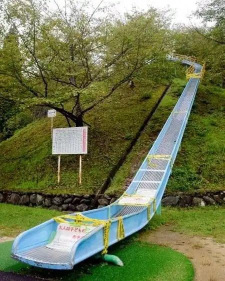 号称日本「最危险溜滑梯」 倾斜27度超级斜面,2岁男童缝10针.