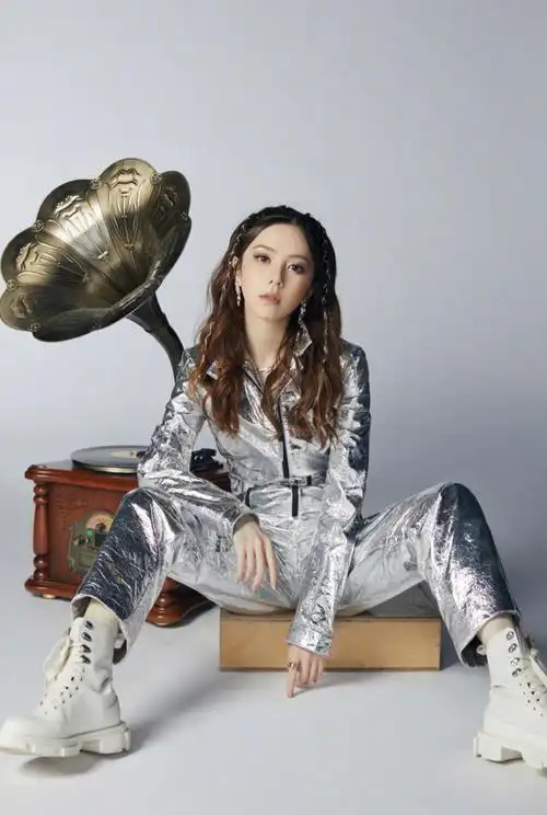 邓紫棋时尚芭莎为歌而赞