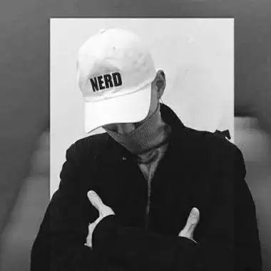 韩国男生戴帽子头像黑白时尚有个性