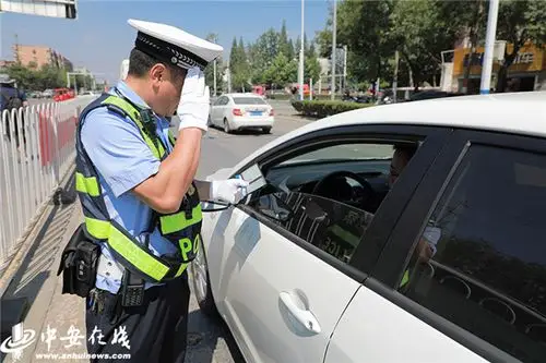 高温下的坚守敬礼合肥54岁交警顶路面50度高温执勤