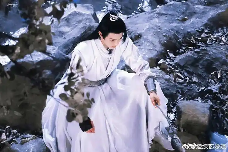 许凯雪鹰领主饭拍路透图一身白衣古装造型好帅