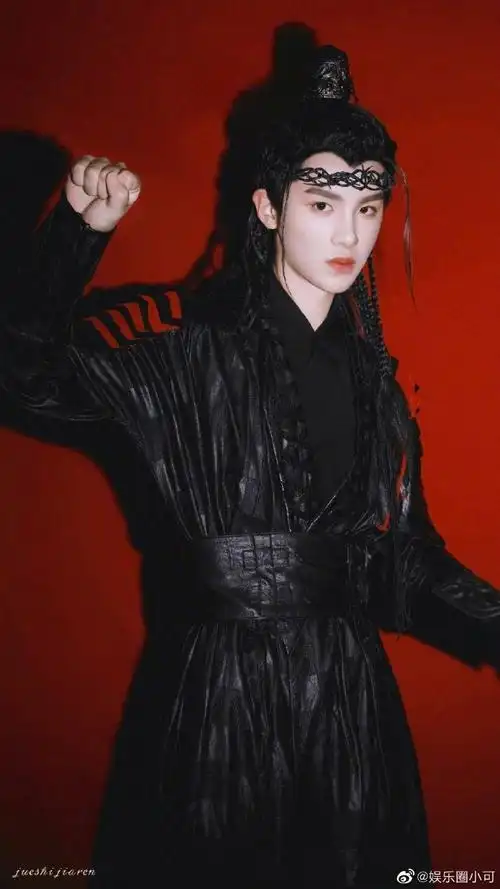 你心目中的古装美男#黄明昊古装合集造型~剑眉星目英气十足,各个炒