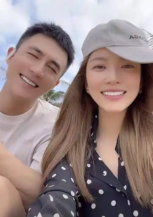 杜淳携妻女度假看海,老婆王灿首回应婚期:等我们最有意义的日子_牙齿