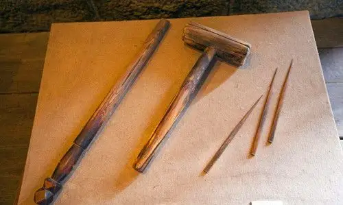 1 / 4 图为晚清时期的刑具,这是用来穿指甲的竹签,竹签子非常粗,钻心