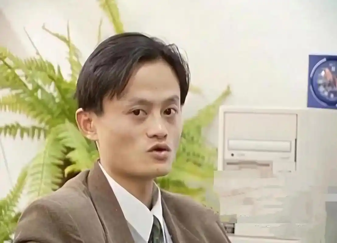 马云小时候和长大后的样子,看看他随爹还是随妈?