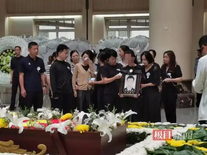 武汉民警邱建军遗体告别仪式今日举行