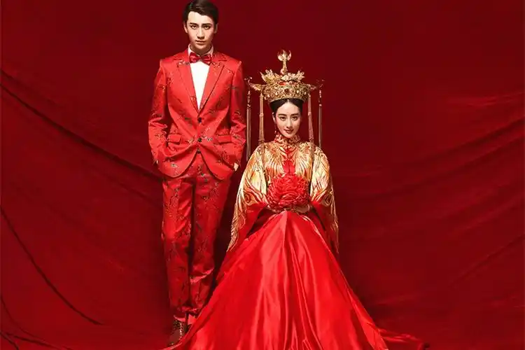 一,凤冠霞帔的由来霞帔是宫廷命妇的着装,平民女子只有出嫁时才可以着