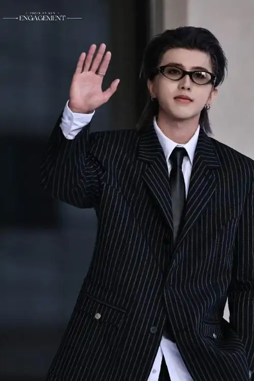 蔡徐坤今日亮相首尔gentle monster 品牌活动造型,背头发型,身穿ouest