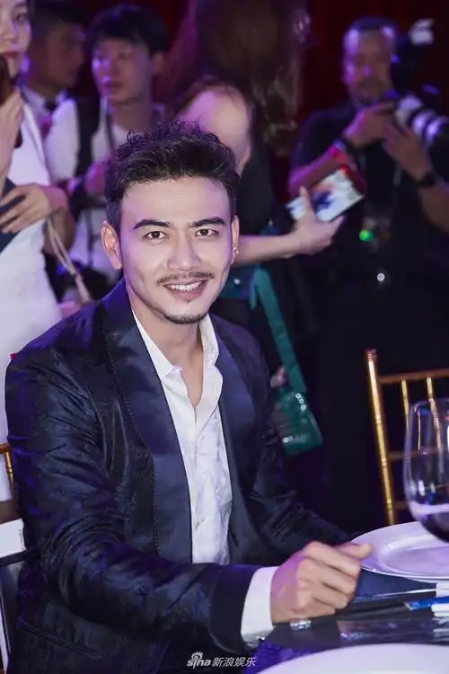 红毯上,杨烁一身西装帅气亮相,清爽的新发型更突显了硬朗的气质.