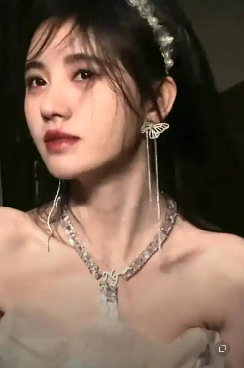 鞠婧祎为凹出"直角肩"太拼,用力缩肩膀,抬下巴,看清拍摄效果我酸了