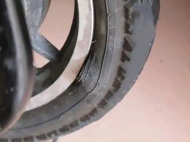 闲时学,急时用——电动车爆胎发生后,如何处理最安全?