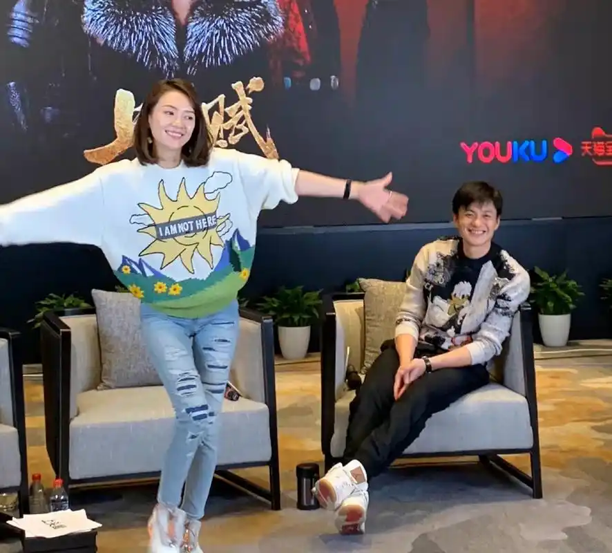 章子怡周一围同框,默契着装打扮似情侣,周一围笑容太甜