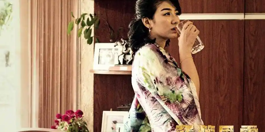 从李玉湖到7年无戏拍,被称"渣男吸尘器"的黄奕:做蛋糕翻身?