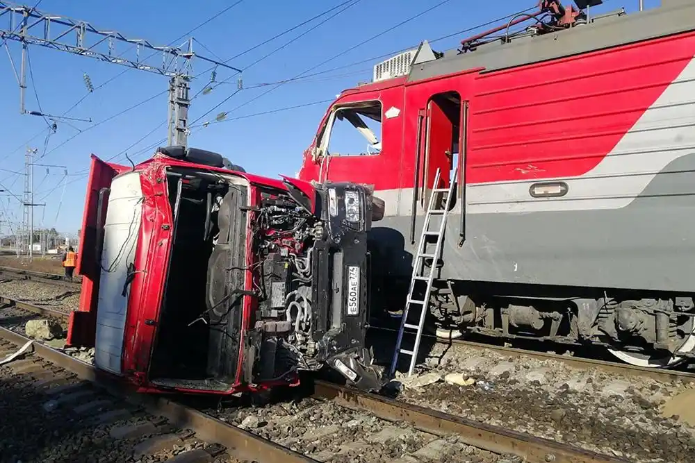 当地时间2021年10月23日,俄罗斯阿穆尔州,阿穆尔州发生卡车与火车相撞