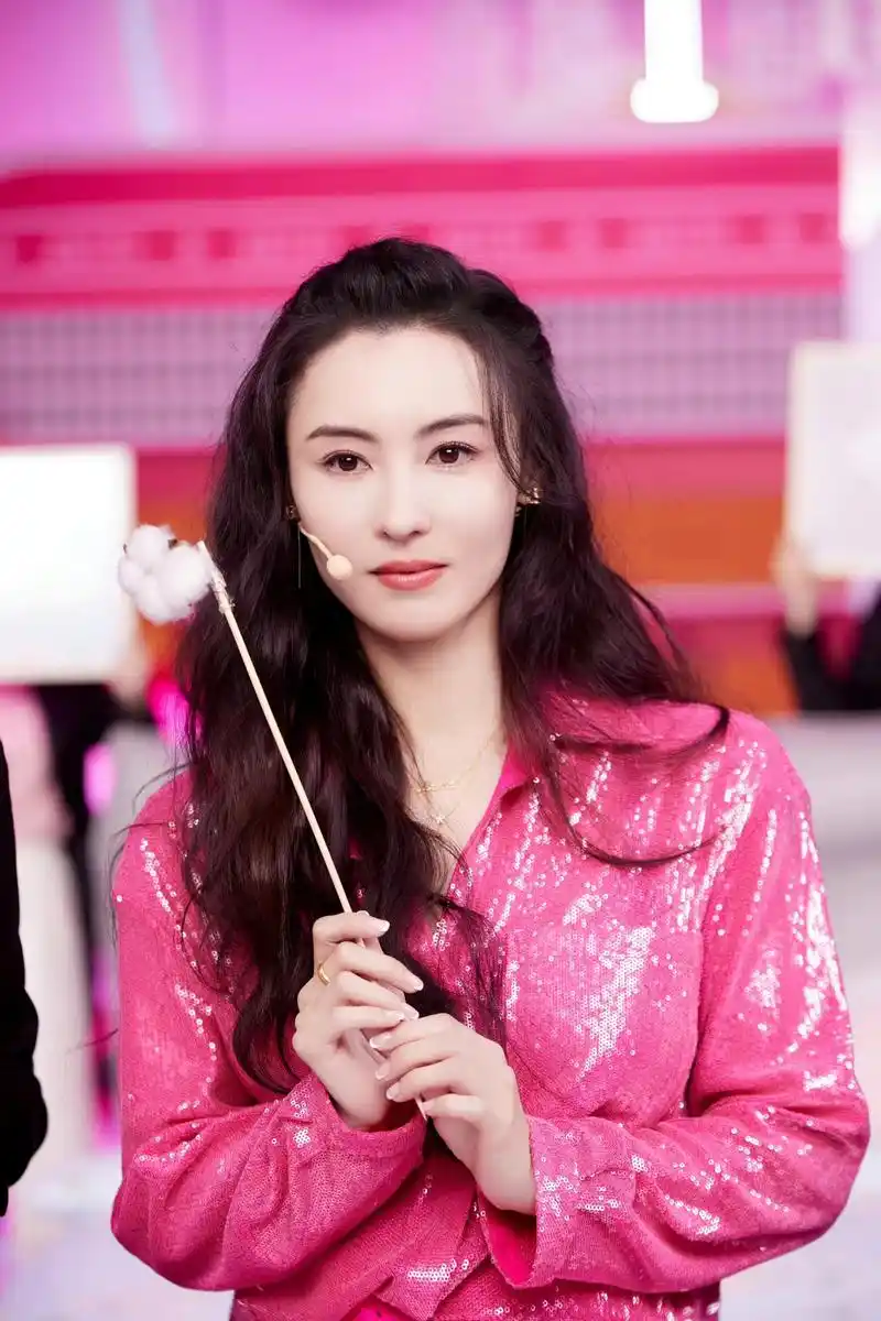 42岁张柏芝不低调了,穿玫红色亮片衬衫搭披肩长卷发,优雅女神范