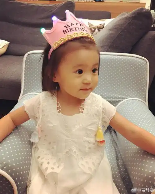 贾静雯为咘咘庆生,咘咘说自己:2个岁