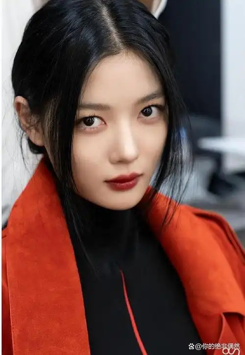 金裕贞是韩国娱乐圈备受瞩目的年轻女演员,以其出色的演技和清新的