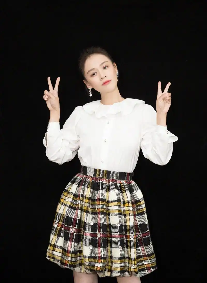 豪门太太徐子淇真接地气基础款衬衫配短裙依然散发高级感