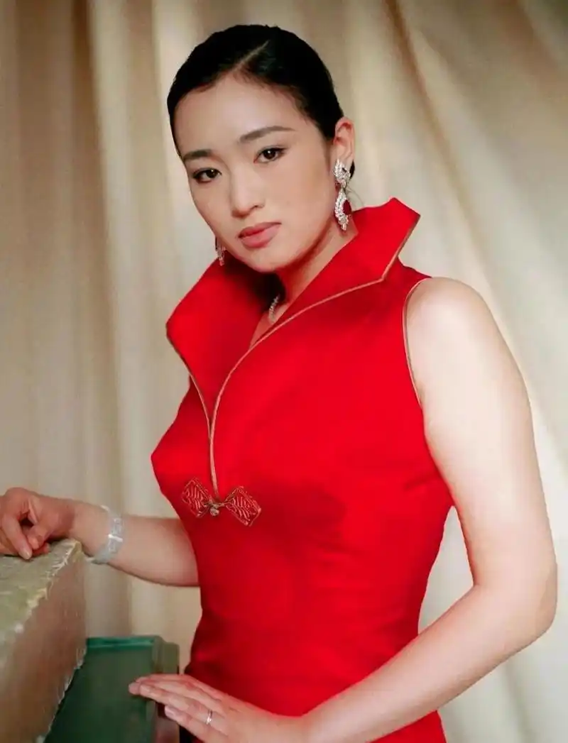 在上世纪90年代,巩俐身穿一身红色旗袍,美丽而优雅地出现在众人面前.