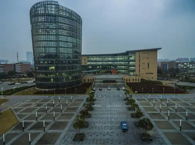 华东师范大学闵行校区图书馆,像不像南孚电池