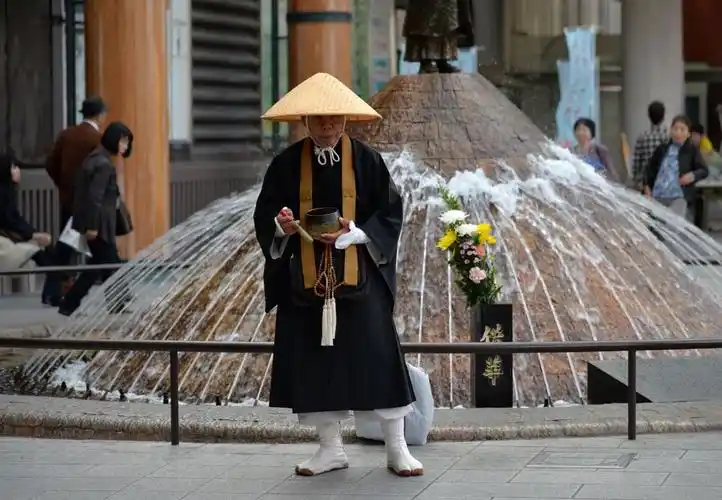 说到出家人,在喧闹的车站,广场等地,经常可以看到"托钵僧"头戴斗笠,穿