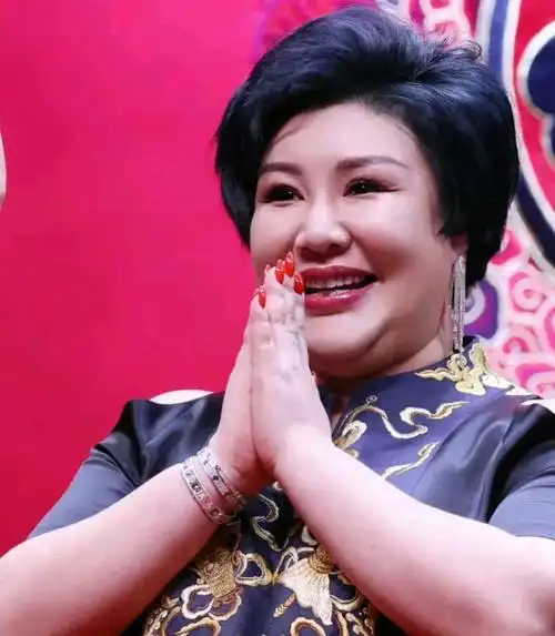 郭德纲老婆王惠暴肥引人担忧,走路全程要人搀扶,郭汾瑒体型像妈