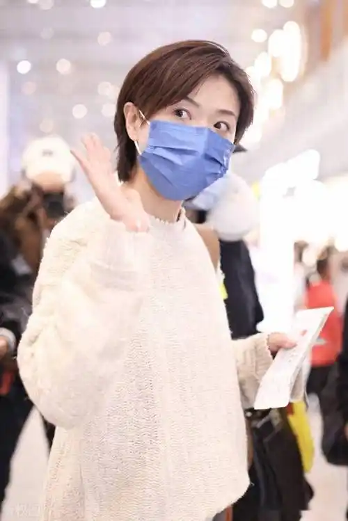 街拍:万茜米白色针织衫 灰色老爹西裤 麂皮单肩包轻松随性_北京_机场