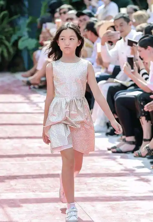 原创14岁李嫣拍时尚杂志不再故意挡嘴唇像极了王菲年轻时的样子