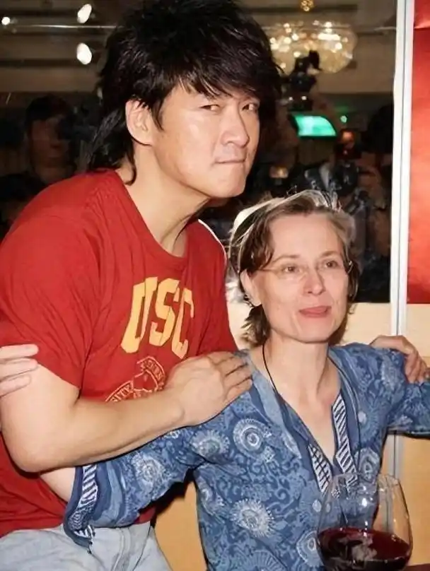 63岁周华健和外籍63岁老婆康粹兰同框,不像夫妻,更像母子