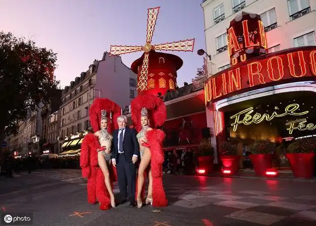 法国巴黎红磨坊130周年庆典 一场完美的声光秀