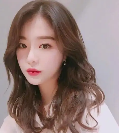 长长的直发女生发型,三七分式的刘海,纯黑的发色,头发很顺直,看起来