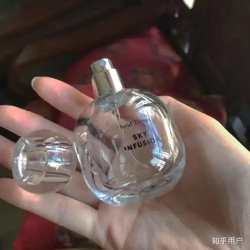 能推荐一些适合女生的闻起来很冷冽又小众的香水吗? - 知乎