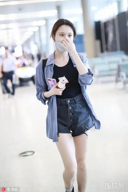 牛仔短裤 黑色运动鞋 双肩包时尚潮范  素颜的张慧雯能看出来皮肤真