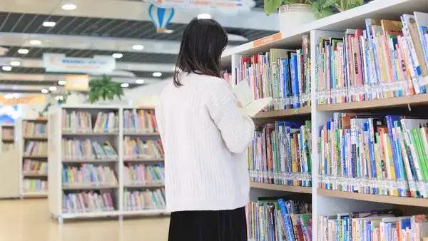 图书馆 i>女 /i> i>性 /i>手拿书本阅读背影4k实拍