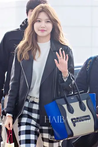 少女时代组合成员崔秀英2月4日韩国仁川机场街拍:acne studios皮革