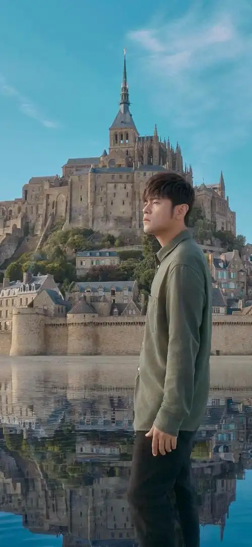 周杰伦看澳网太端着!白天穿夹克戴墨镜被吐槽超正经,偶像包袱重(周杰