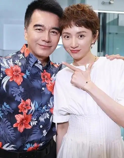 许亚军与4婚娇妻罕同框!脸贴脸秀恩爱,打扮花俏拉近12岁年龄差
