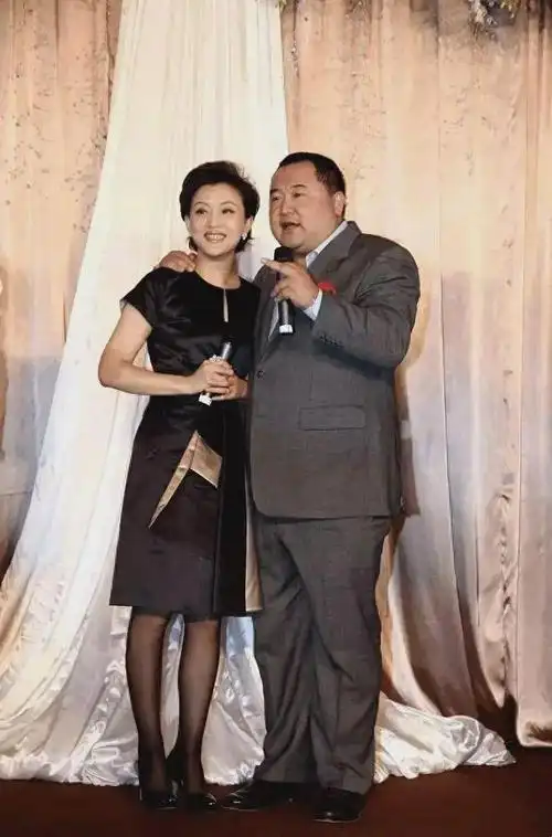 杨澜晒夫妻合影,老公肥头大耳像暴发户,她穿旗袍配绿宝石气质好