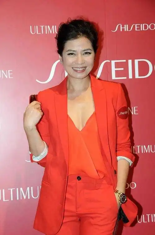 钟楚红61岁了状态超好穿一件红色西服套装亮相高级时髦又减龄