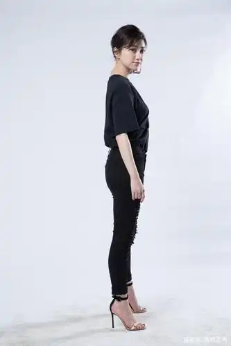 一身黑衣装扮,景甜穿紧身牛仔裤蹬凉高气质挺拔,女王范儿十足