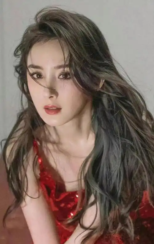 杨幂这次挑战"大红色"染发,好显白洋气,太惊艳了!