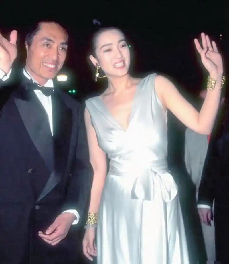 1995年,张艺谋和巩俐一起走戛纳红毯!
