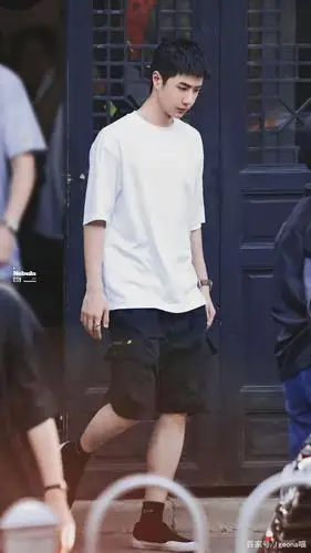 王一博四川自贡录制《天天向上》,白t短裤,一身look简约清凉