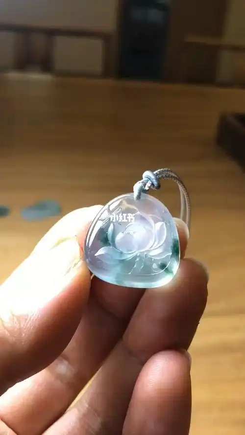 天然翡翠飘花荷花吊坠