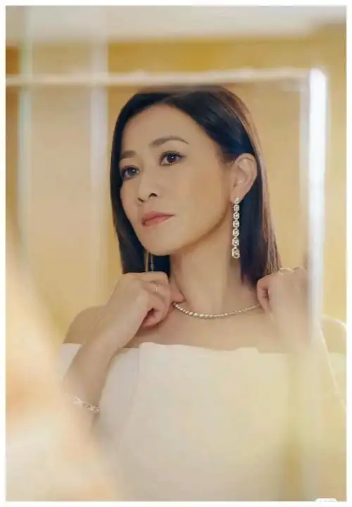 佘诗曼最新近照展现多样风格大胆尝试