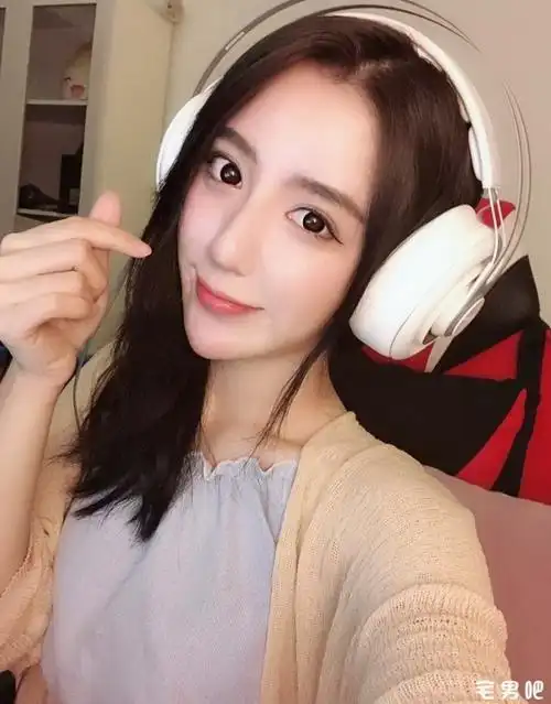 斗鱼tv人气女主播呆妹小霸王生活美照