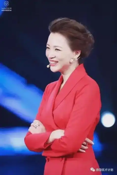 董卿49岁瘦30斤,为丈夫还债豪宅被卖仍笑对人生!