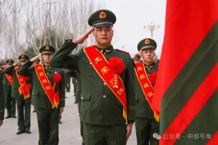 向军旗告别,敬礼!